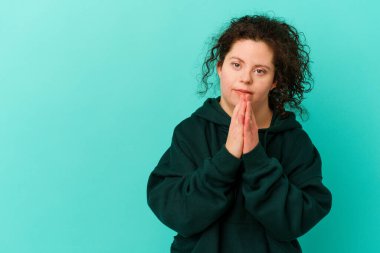 Down sendromlu bir kadın bir plan hazırlıyor..