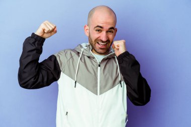 Genç beyaz kel adam mor arka planda izole edilmiş dans ediyor ve eğleniyor..