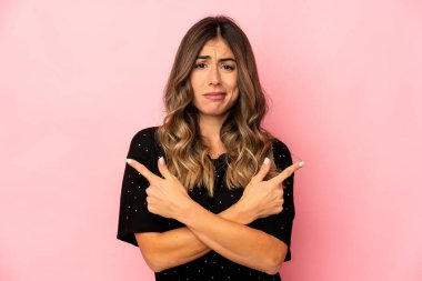 Kafkasyalı genç kadın iki seçenek arasında seçim yapmaya çalışıyor..