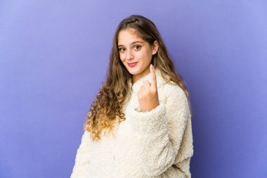 Beyaz tenli hoş bir kadın seni işaret ediyor. Sanki seni davet ediyormuş gibi..