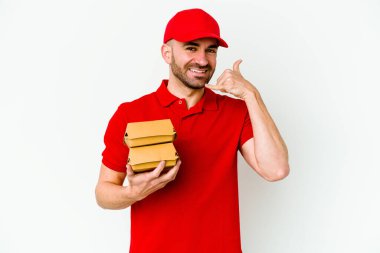 Beyaz arka planda izole edilmiş beyaz tenli teslimatçı parmakları olan bir cep telefonu hareketi gösteriyor..