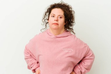 Down sendromlu bir kadın yanaklarına darbe alıyor ve yorgun bir ifade takınıyor. Yüz ifadesi kavramı.