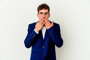 Beyaz arka planda izole edilmiş beyaz iş adamı şok olmuş, ağzı ellerle kaplanmış, yeni bir şey keşfetmeye hevesli..