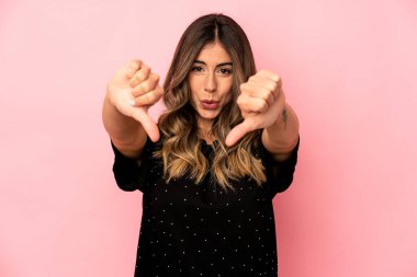 Kafkasyalı genç bir kadın izole edilmiş, baş parmağını aşağı gösteriyor ve hoşlanmadığını ifade ediyor..