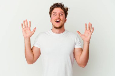 Beyaz arka planda izole edilmiş genç beyaz adam gökyüzüne haykırıyor, yukarı bakıyor, hayal kırıklığına uğramış..