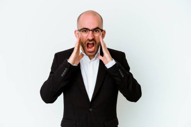 Genç beyaz, kel bir adam mavi arka planda izole edilmiş, heyecanlı bir şekilde bağırıyor..