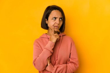 Latin kökenli genç bir kadın sarı düşüncelere dalmış, bir strateji planlıyor, nasıl bir iş kuracağını düşünüyor..