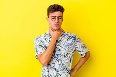 Sarı arka planda izole edilmiş genç beyaz bir adam virüs veya enfeksiyon yüzünden boğazında ağrı hissediyor..