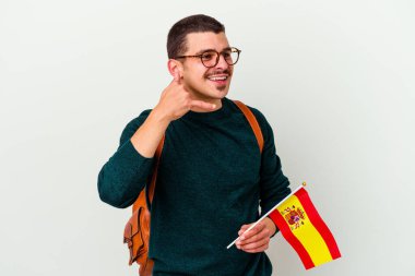 Beyaz arka planda izole edilmiş İngilizce okuyan genç beyaz bir adam parmaklarıyla bir cep telefonu çağrısı hareketi gösteriyor..