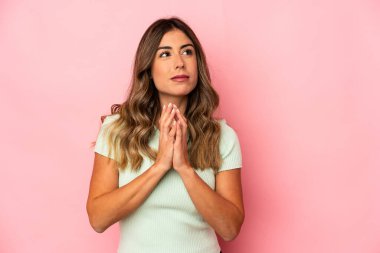 Kafkasyalı genç bir kadın bir plan hazırlıyor..