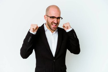 Genç beyaz, kel adam mavi arka planda izole edilmiş dans ediyor ve eğleniyor..