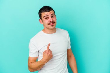 Kafkasyalı genç adam mavi arka planda izole edilmiş seni işaret ediyor sanki davet ediliyormuş gibi..