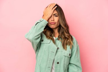 Kafkasyalı genç bir kadın bir şey unutmuş. Alnına avuç içiyle vurup gözlerini kapatmış..