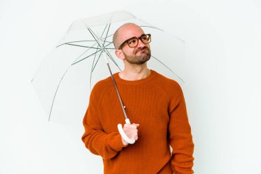 Elinde şemsiyeyle gezen kel genç adam amaçlarına ve amaçlarına ulaşmayı hayal ediyor.