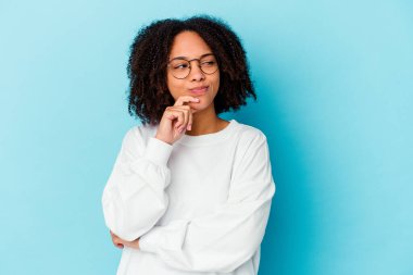 Genç Afro-Amerikan melez kadın palmiye üzerinde bir kopya alanı tutuyor..