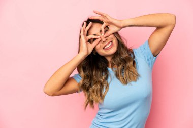 Kafkasyalı genç bir kadın tecrit edilmiş. Gözlerinde işaret var.