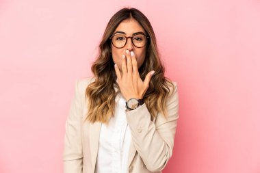 Kafkasyalı genç kadın şok olmuş, ağzı ellerle kaplanmış, yeni bir şey keşfetmek için sabırsızlanıyor..