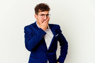 Beyaz arka planda izole edilmiş genç beyaz bir adam ağzı kapalı ve elleri endişeli görünüyor..