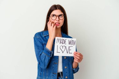 Beyaz arka planda izole edilmiş aşk tabelasıyla yapılmış beyaz bir kadın, bir numarayı parmağıyla gösteriyordu..