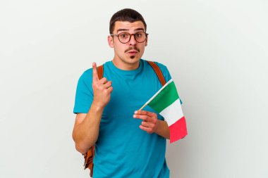 Beyaz arka planda tecrit edilmiş beyaz bir öğrenci. 