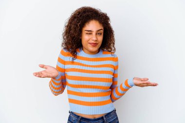 Genç Afrikalı Amerikalı kadın, beyaz arka planda izole edilmiş. Sorgulama sırasında omuz silkiyor ve şüphe ediyor..