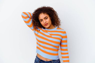 Beyaz arka planda izole edilmiş genç Afrikalı Amerikalı kadın sabit yaşam tarzından dolayı boyun ağrısı çekiyor..