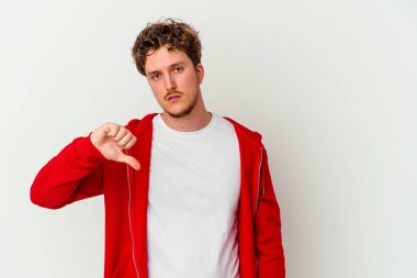 Beyaz arka planda izole edilmiş genç beyaz bir adam hoşlanmadığı bir jest yapıyor, kabul etmiyor. Anlaşmazlık konsepti.