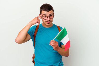 Beyaz arka planda tecrit edilmiş beyaz bir öğrenci. 