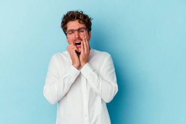 Kafkasyalı genç iş adamı mavi arka planda yalnızdı sızlanıyor ve ağlıyordu..