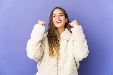 Beyaz tenli hoş bir kadın zaferi, tutkuyu ve coşkuyu, mutlu ifadeyi kutluyor..