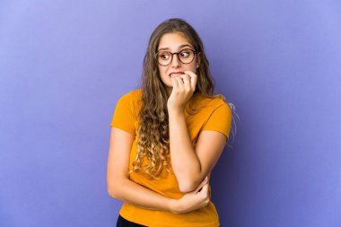 Tırnak yiyen beyaz, tatlı bir kadın. Gergin ve endişeli..