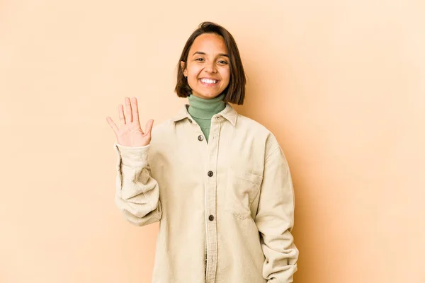 Genç Spanyol Kadın Kendini Izole Edip Gülümseyerek Beş Numarayı Parmaklarıyla — Stok fotoğraf