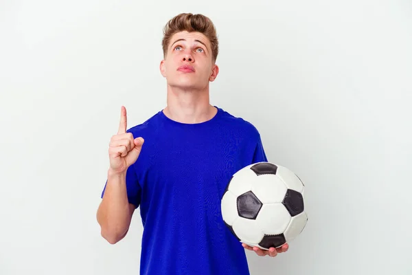 Jovem Caucasiano Jogando Futebol Isolado Fundo Apontando Cabeça Com Boca — Fotografia de Stock