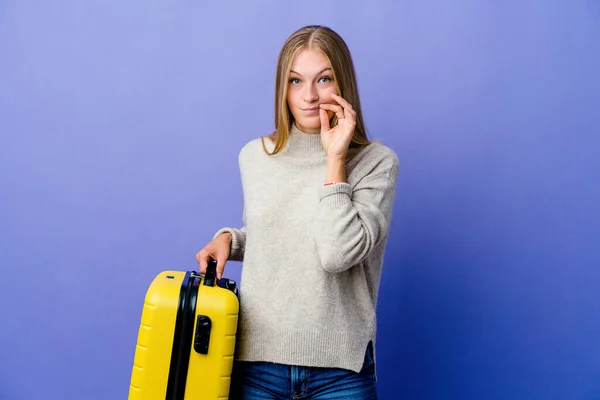 Joven Mujer Rusa Sosteniendo Maleta Para Viajar Con Los Dedos — Foto de Stock
