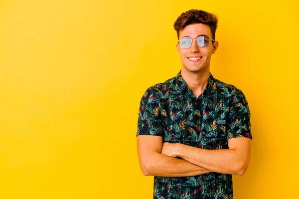Jovem Caucasiano Vestindo Uma Camisa Havaiana Isolada Fundo Amarelo Sorrindo — Fotografia de Stock