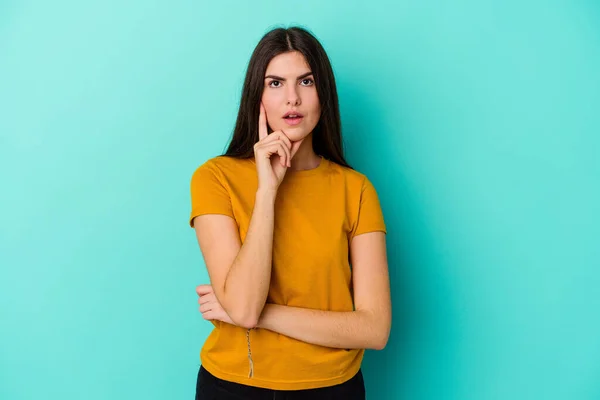 Mulher Caucasiana Jovem Isolado Fundo Azul Tendo Alguma Grande Ideia — Fotografia de Stock