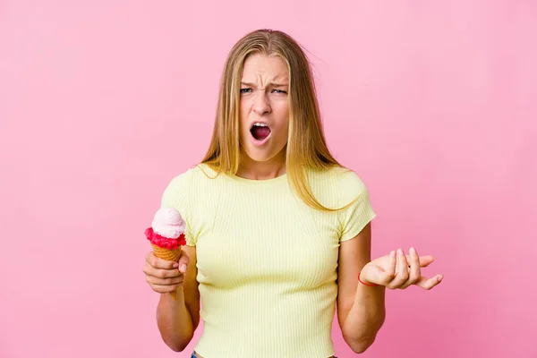 Mujer Rusa Joven Comiendo Helado Aislado Gritando Muy Enojado Agresivo —  Fotos de Stock