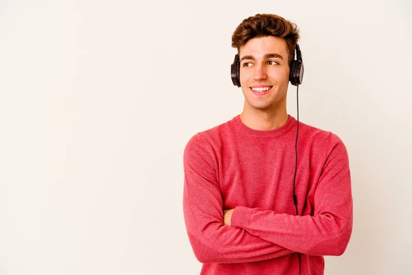 Jeune Homme Caucasien Écoutant Musique Isolée Sur Fond Blanc Souriant — Photo