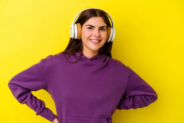 Jonge Kaukasische Vrouw Luisteren Naar Muziek Met Hoofdtelefoon Geïsoleerd Roze — Stockfoto