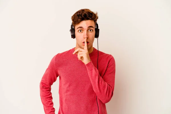 Jeune Homme Caucasien Écoutant Musique Isolée Sur Fond Blanc Gardant — Photo