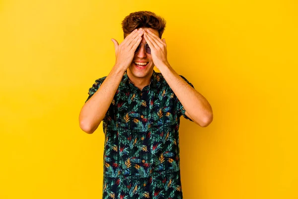 Joven Hombre Caucásico Con Una Camisa Hawaiana Aislada Sobre Fondo — Foto de Stock