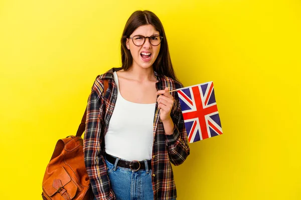 Jovem Estudando Inglês Isolado Fundo Rosa Gritando Muito Irritado Agressivo — Fotografia de Stock