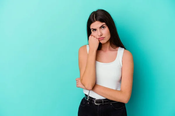 Jonge Blanke Vrouw Geïsoleerd Blauwe Achtergrond Die Verdrietig Duur Voelt — Stockfoto