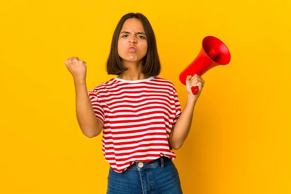 Jovem Hispânica Segurando Megafone Mostrando Punho Câmera Expressão Facial Agressiva — Fotografia de Stock