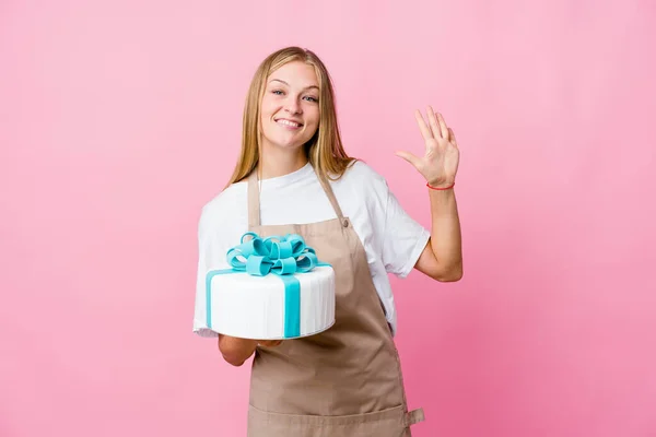 Joven Panadera Rusa Sosteniendo Delicioso Pastel Sonriente Alegre Mostrando Número —  Fotos de Stock