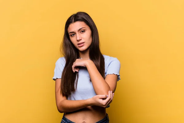 Young Indian Woman Isolated Yellow Background Massaging Elbow Suffering Bad — Stock Photo, Image