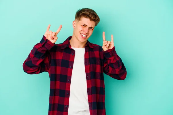 Jovem Caucasiano Isolado Fundo Azul Mostrando Gesto Chifres Como Conceito — Fotografia de Stock