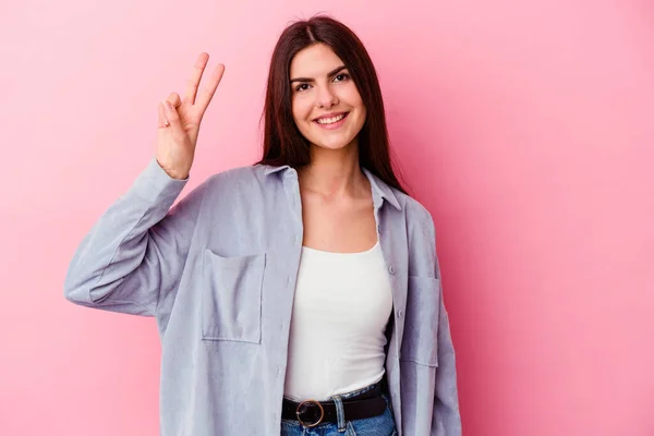 Joven Mujer Caucásica Aislada Sobre Fondo Rosa Alegre Despreocupada Mostrando —  Fotos de Stock