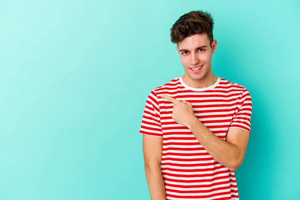 Young Caucasian Man Isolated Blue Background Smiling Pointing Aside Showing — Stock Photo, Image