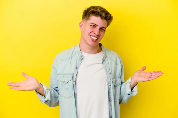 Junger Kaukasischer Mann Isoliert Auf Gelbem Hintergrund Mit Einem Willkommensausdruck — Stockfoto